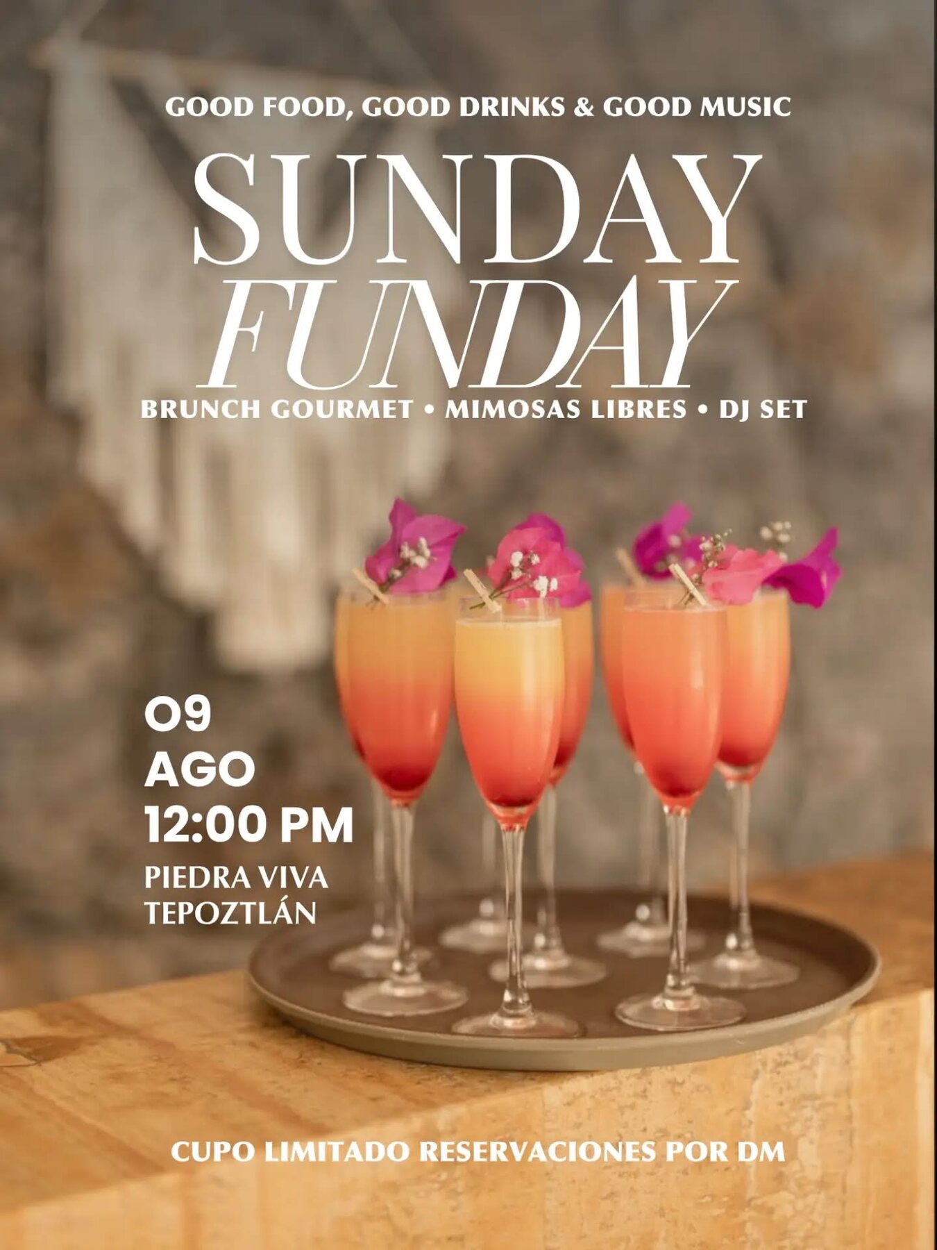 Mimosas servidas para evento Sunday Funday en Piedra Viva